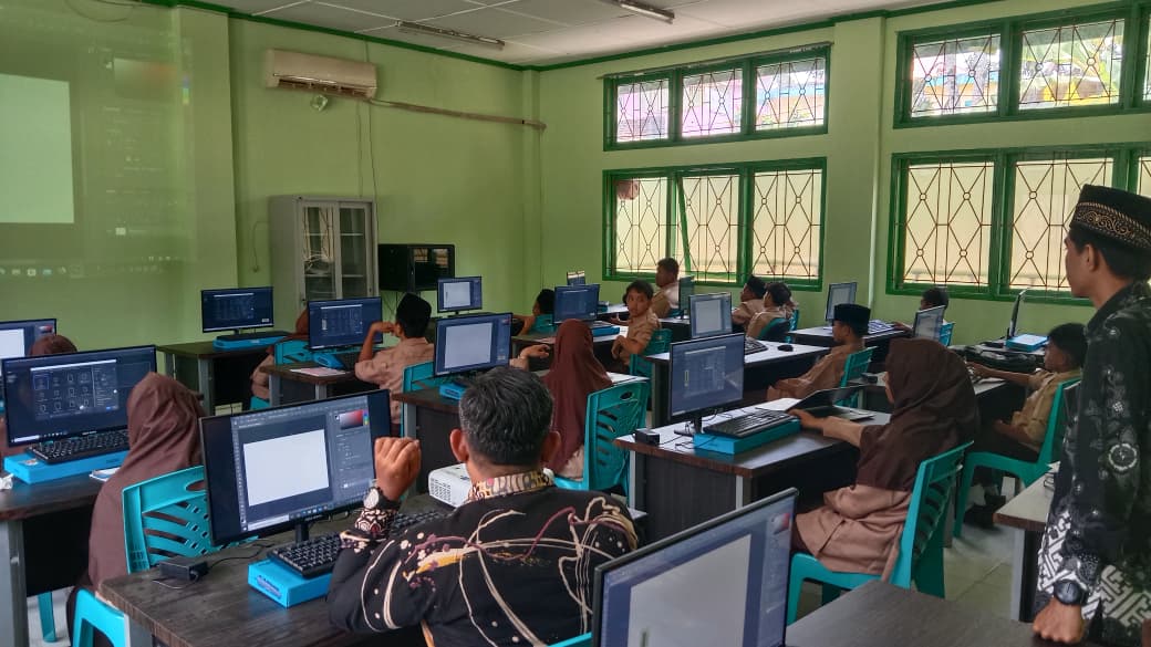 Peserta Didik MTs Labor UIN Bukittinggi Ikuti Kegiatan Pengembangan diri tentang Desain Grafis Dasar Menggunakan Photoshop